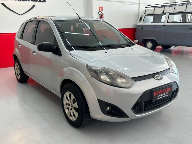 FORD - FIESTA - 2013/2014 - Prata - R$ 36.900,00