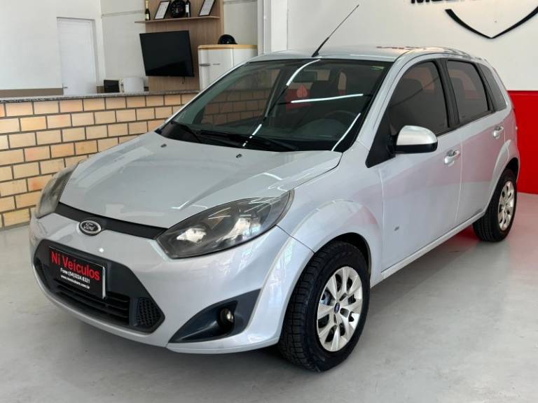 FORD - FIESTA - 2013/2014 - Prata - R$ 36.900,00